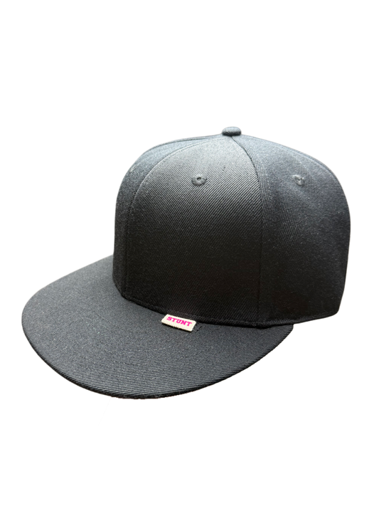 BLACK FITTED CAP
